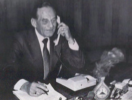 OB Berthold Heckscher am Schreibtisch